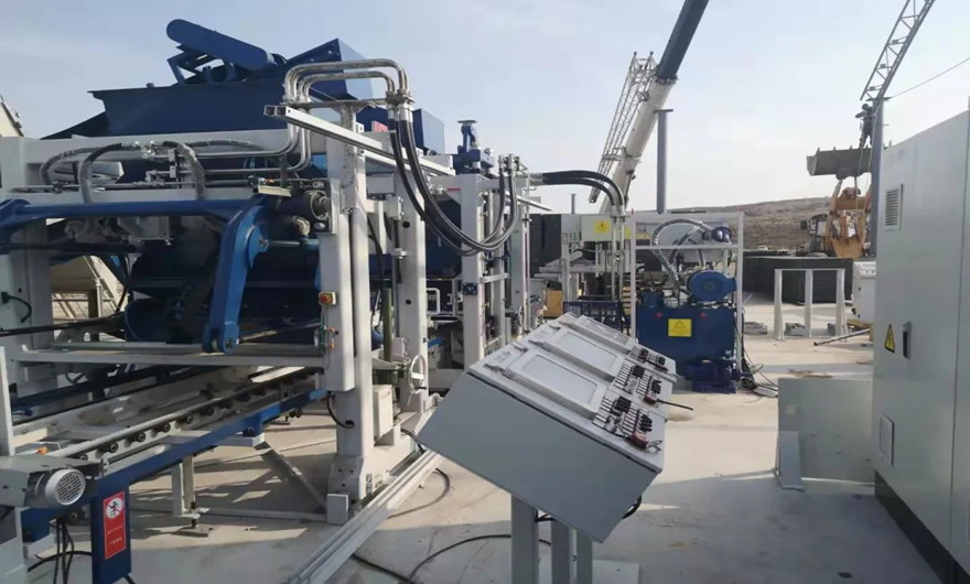 項目現場|泉工股份ZN900C全自動生態(tài)砌塊成型機生產線于西北地區(qū)已經進入安裝調試階段